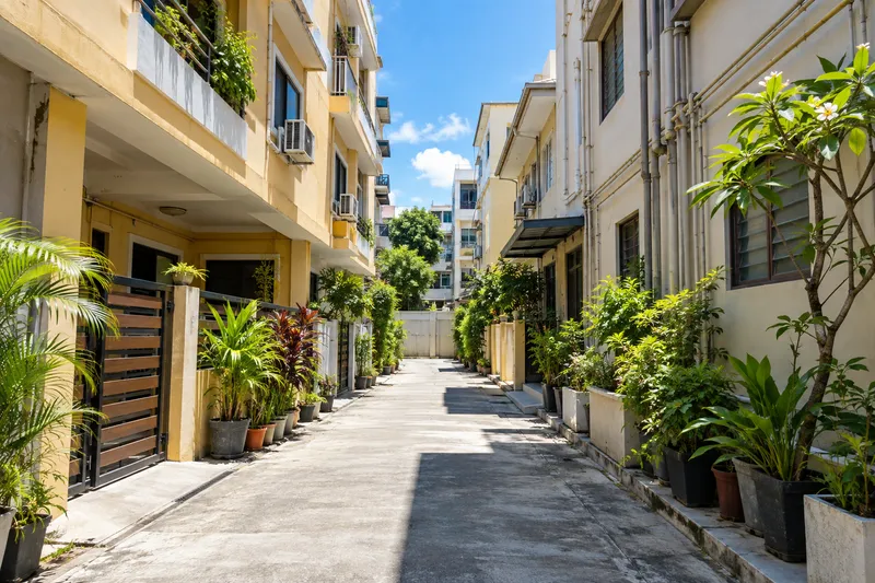 Urban residential building na may access lane