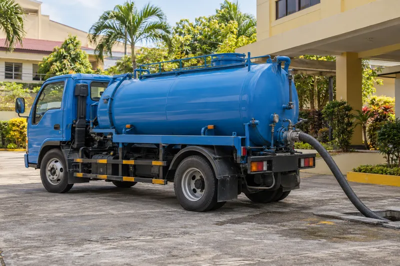 Blue vacuum truck sa isang commercial courtyard